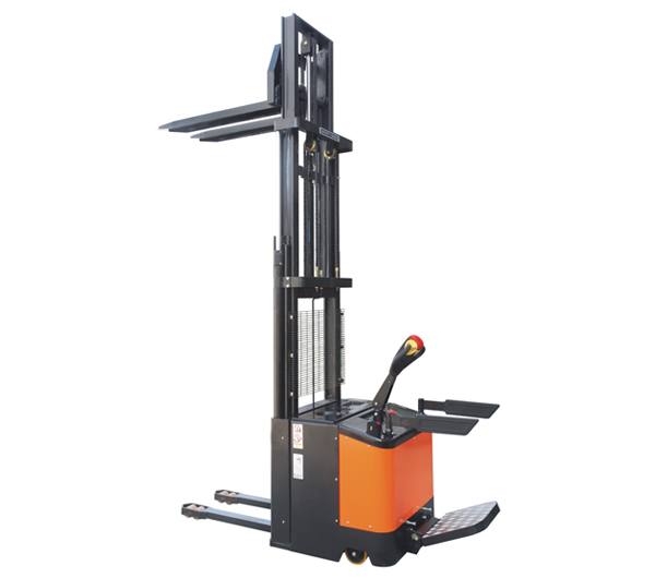 Fully electric stacker (triple mast)